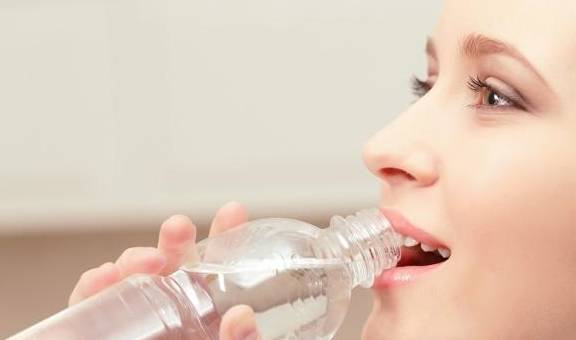 缓冲|起床第一件事,不是喝水,也不是上厕所,而是它,你做对了吗?