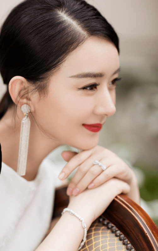 设计 赵丽颖生完孩子后像换了个人？钻石耳坠超美，这是什么神颜值啊