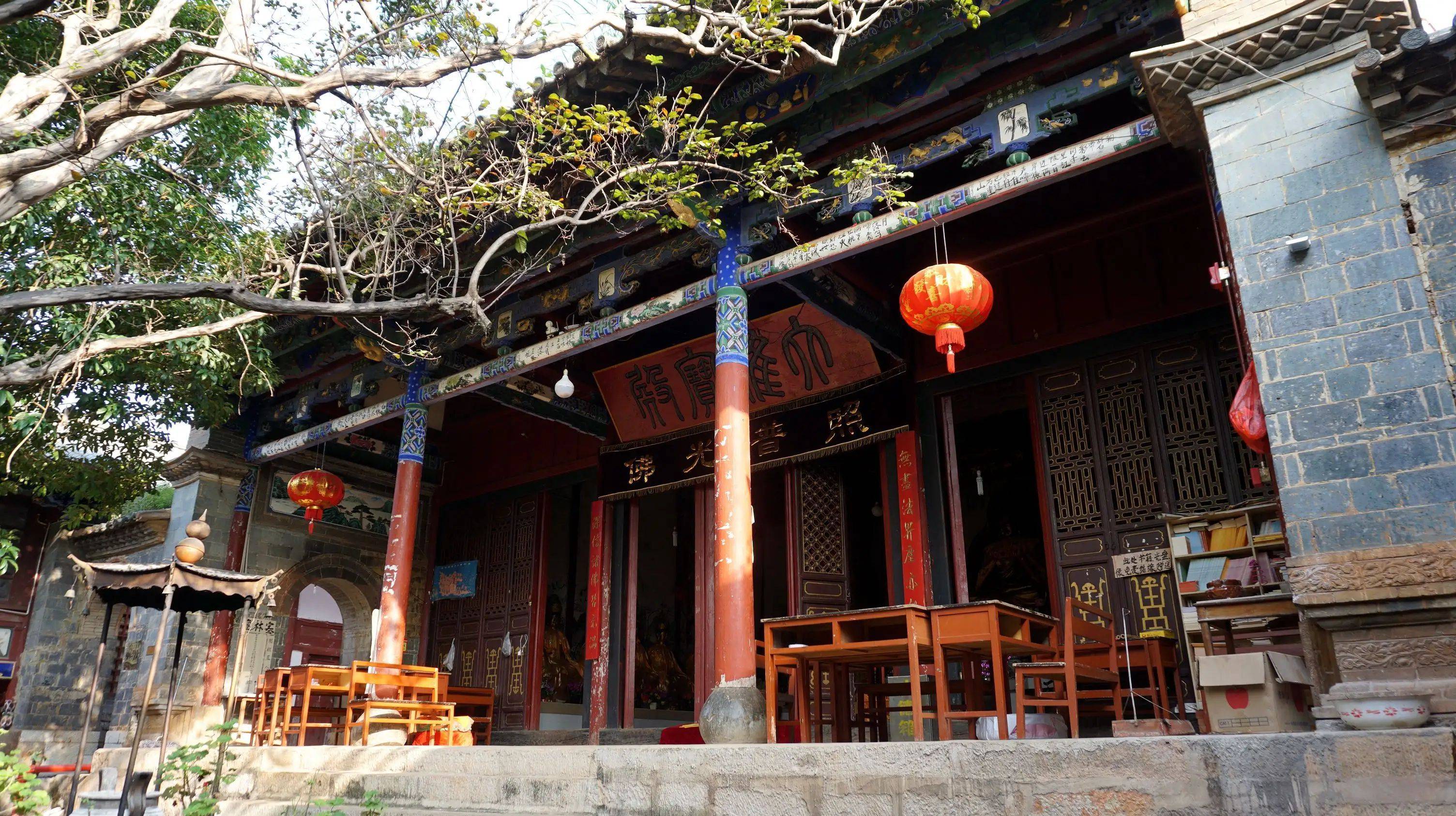 5千米处,有一座寺院,称黄龙寺,建于明代,因相传黄龙真人养道于此,故名