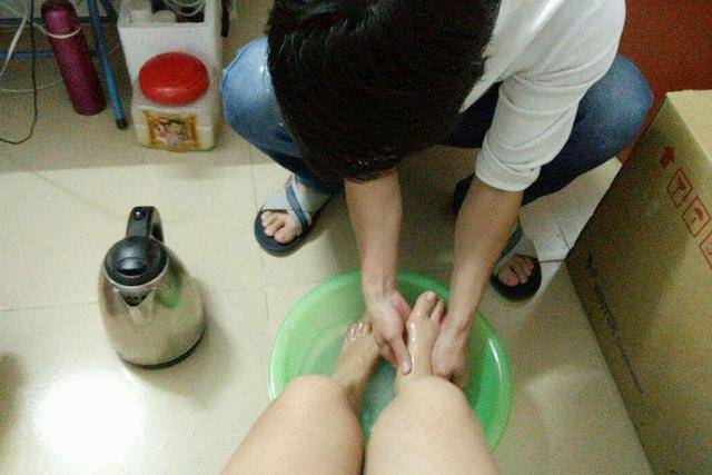 老公给老婆洗脚图片图片