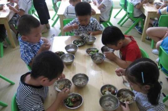 午餐|幼儿园老师晒孩子午餐照“邀功”，家长们却勃然大怒，声称要退学