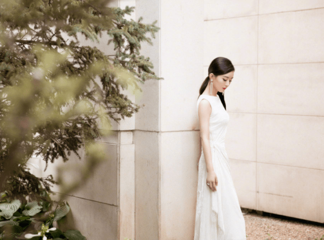 设计 赵丽颖生完孩子后像换了个人？钻石耳坠超美，这是什么神颜值啊