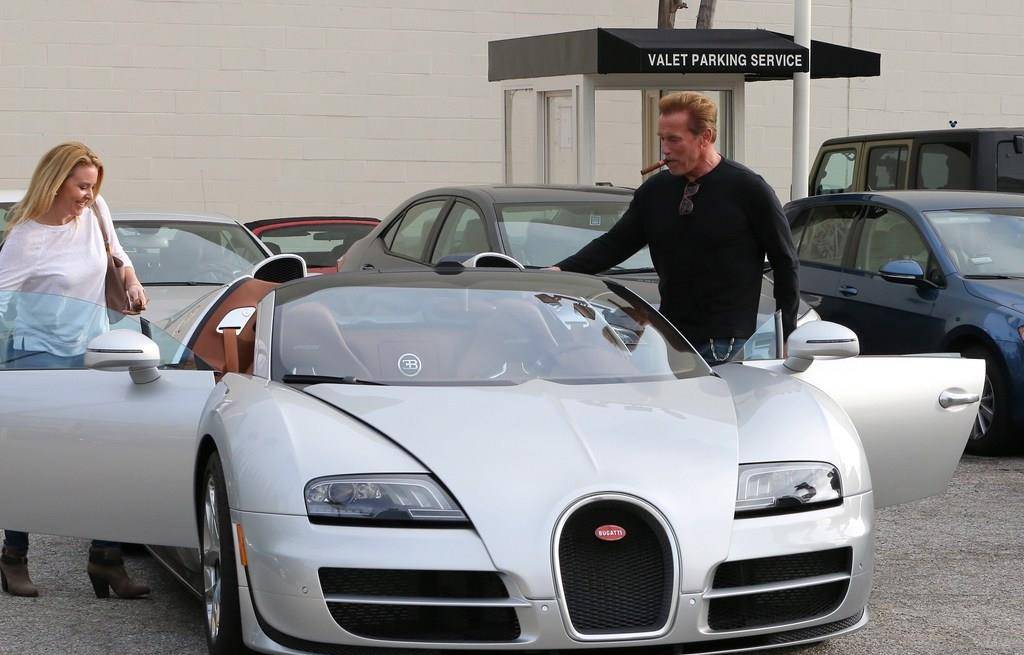 施瓦辛格 一日偶像终身为偶像！72岁施瓦辛格带小27岁女友兜风，依旧是大佬