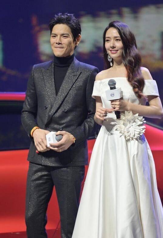 亮点 郭碧婷夫妇合体亮相，穿白色露肩裙高贵典雅，遭向佐搂腰恩爱甜蜜