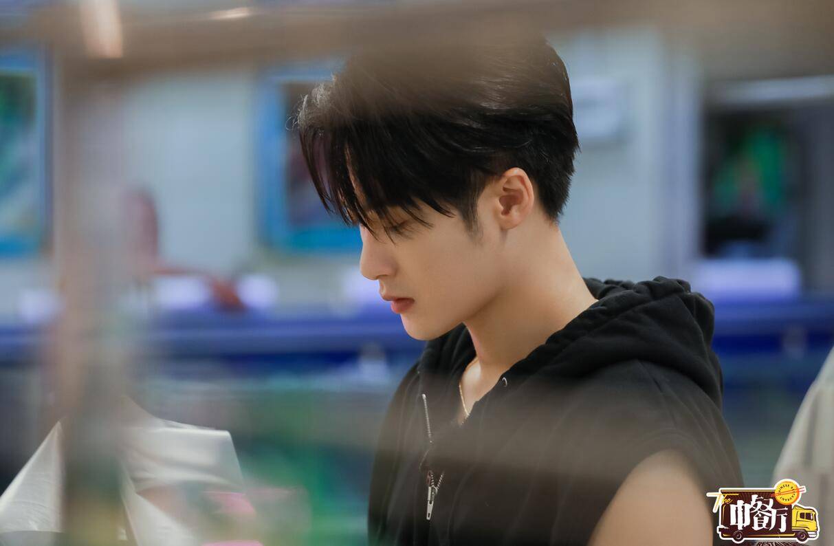 因为|一顿饭足以证明檀健次比龚俊更适合《中餐厅》，节目口碑要逆袭了！！