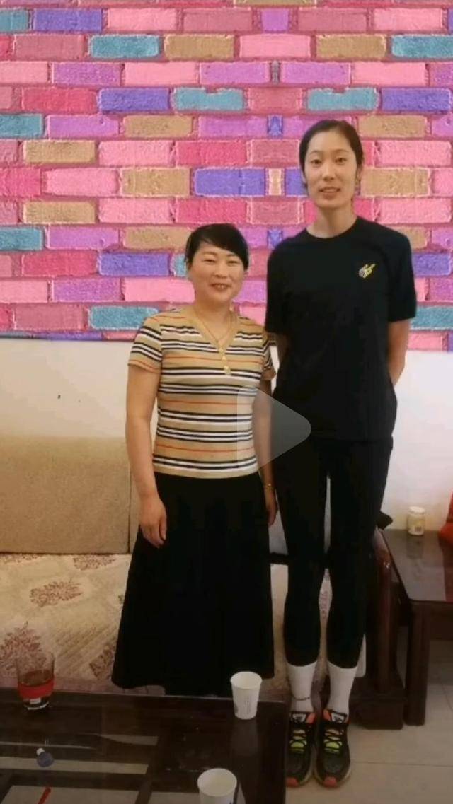 原创朱婷在河南老家省亲难得长时间陪父母1米98女排队长回头率高