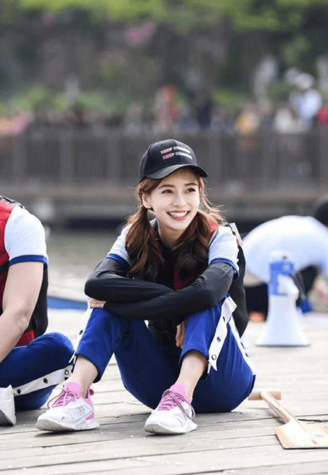 整体 想要早春穿搭更出色，帽子搭配不能少！这样戴帽子很显脸小