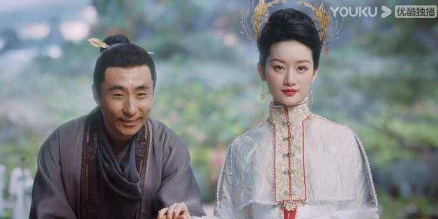 鱼尾|《与君初相识》首播！任嘉伦腹肌太假，热巴颜值在线妆造却拖后腿