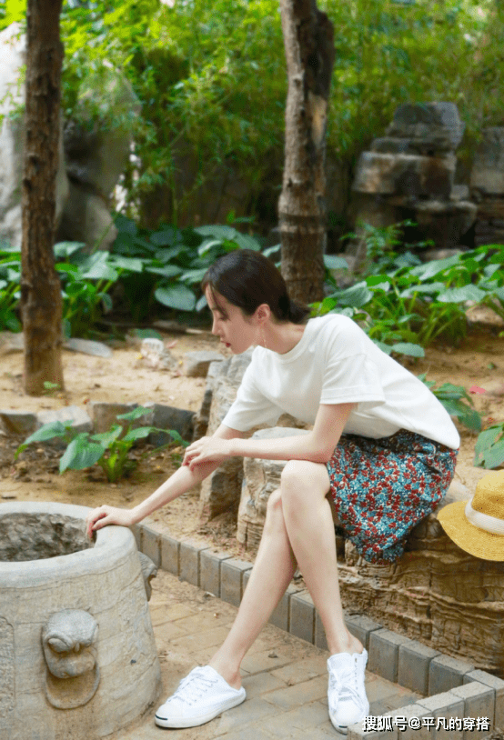 女神 胡冰卿确实会穿，一身白T恤清纯干净，配上碎花裙女神气质十足