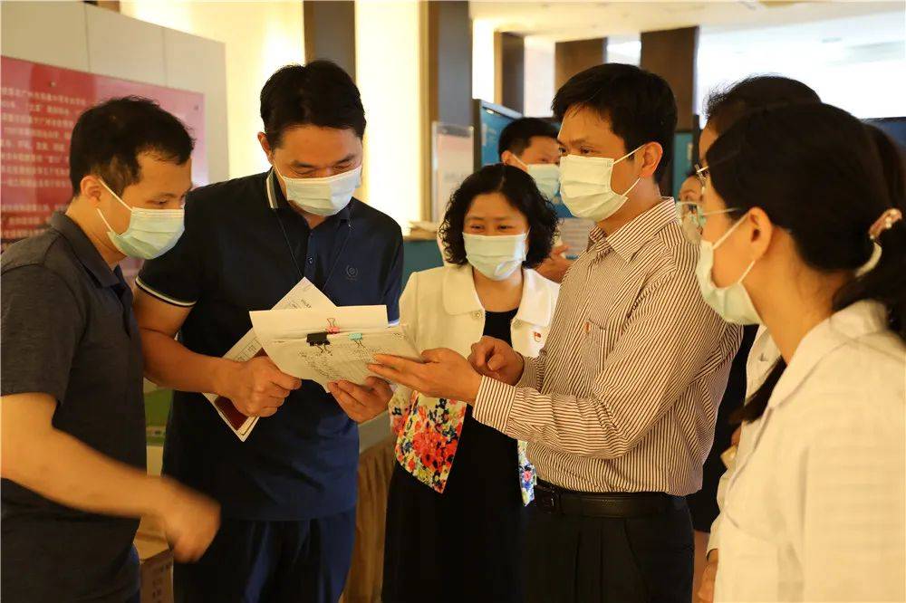 海珠区领导深入广州市城市建设职业学校检查指导疫情防控工作