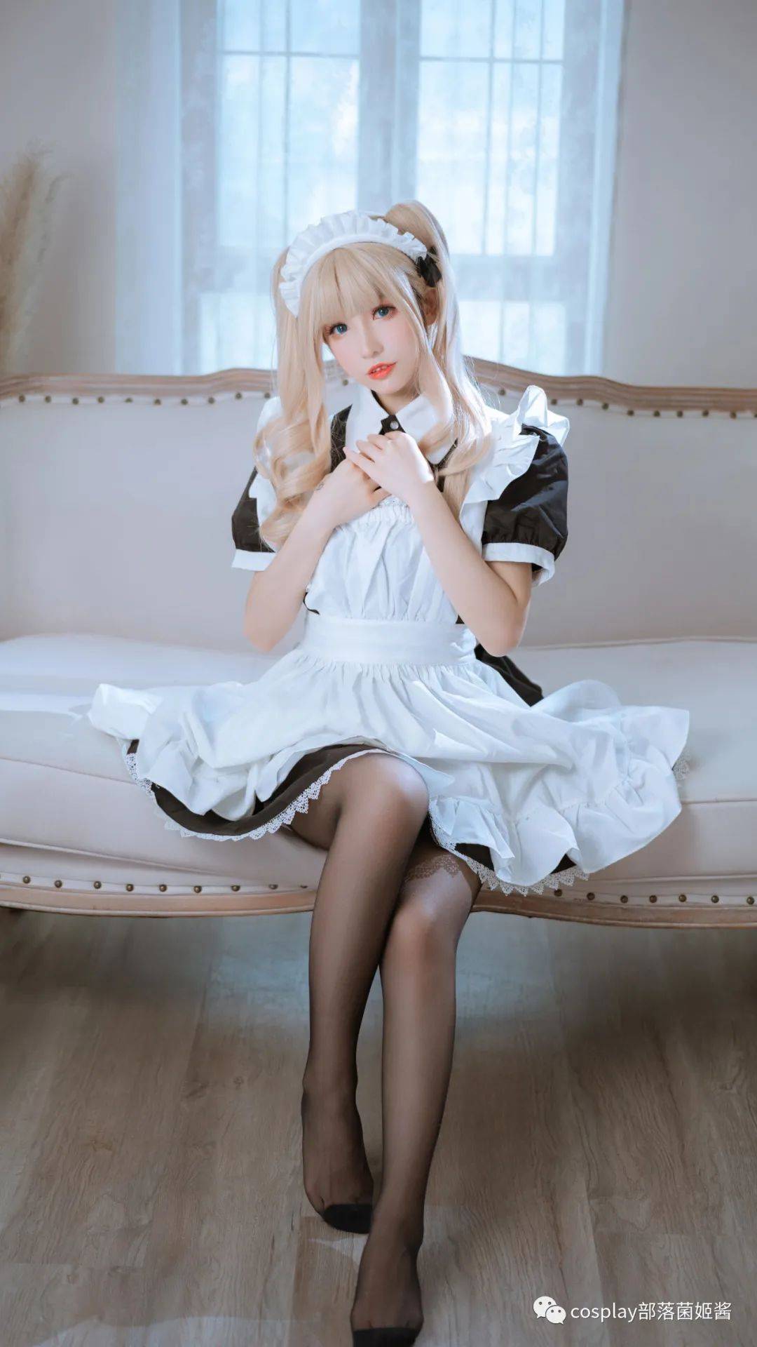 女仆写真:金发双马尾小可爱