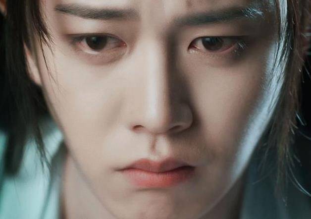 鱼尾|《与君初相识》首播！任嘉伦腹肌太假，热巴颜值在线妆造却拖后腿