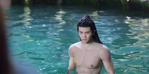 鱼尾|《与君初相识》首播！任嘉伦腹肌太假，热巴颜值在线妆造却拖后腿