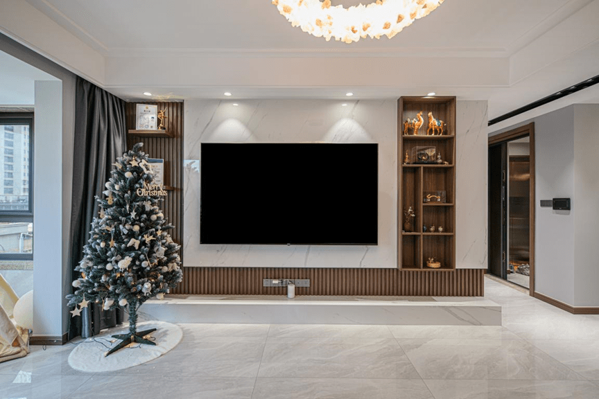 电视背景墙由大理石岩板和木栅条组成,靠走廊一层开放式展柜,摆件错落