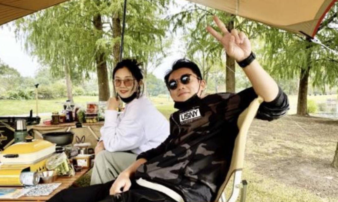 郑恺老婆罕见出席活动，衣着宽松孕味十足，曾公开表示想生二胎