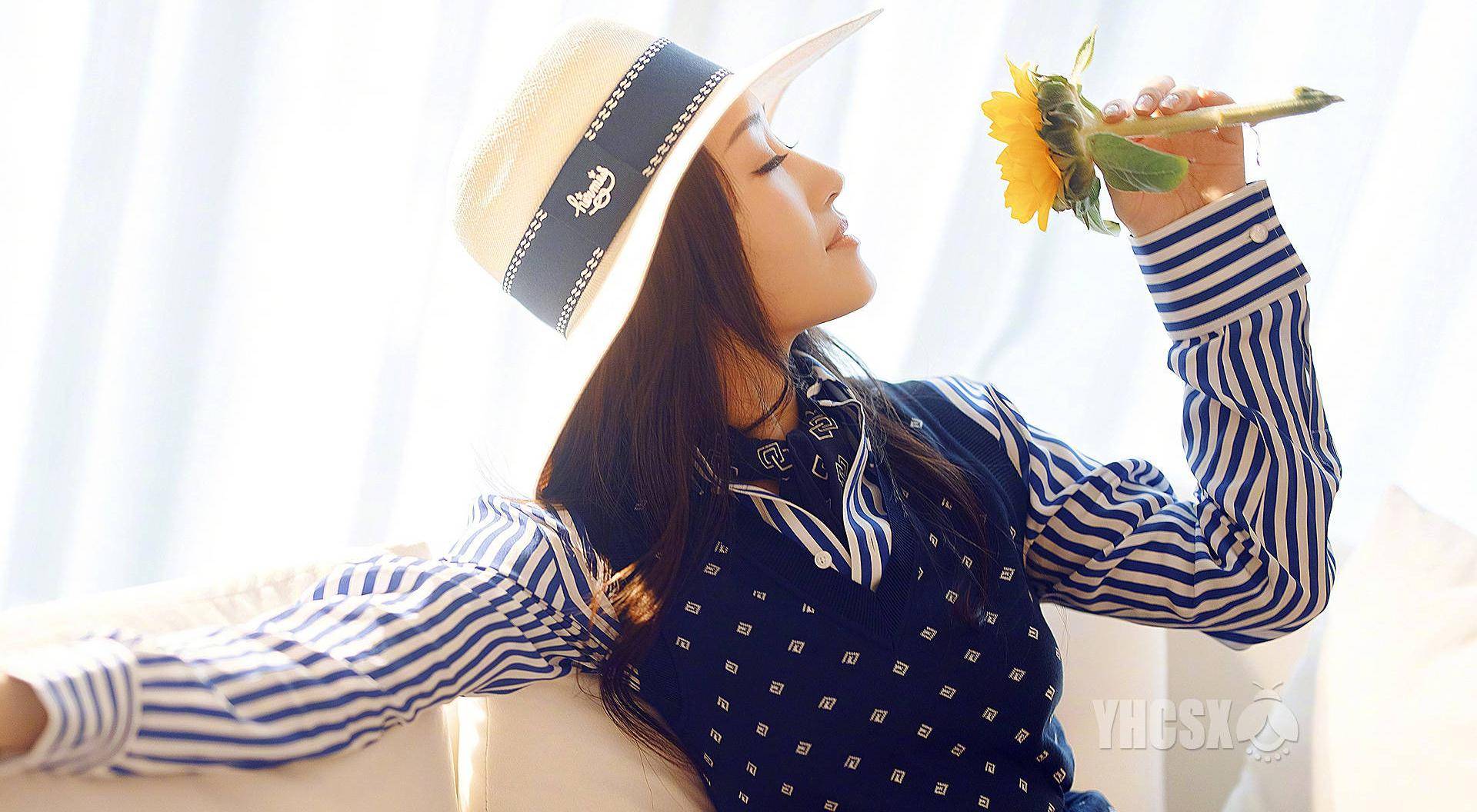 阳光杨钰莹晒照美如画，小清新穿搭少女感爆表，向日葵人生观励志满满