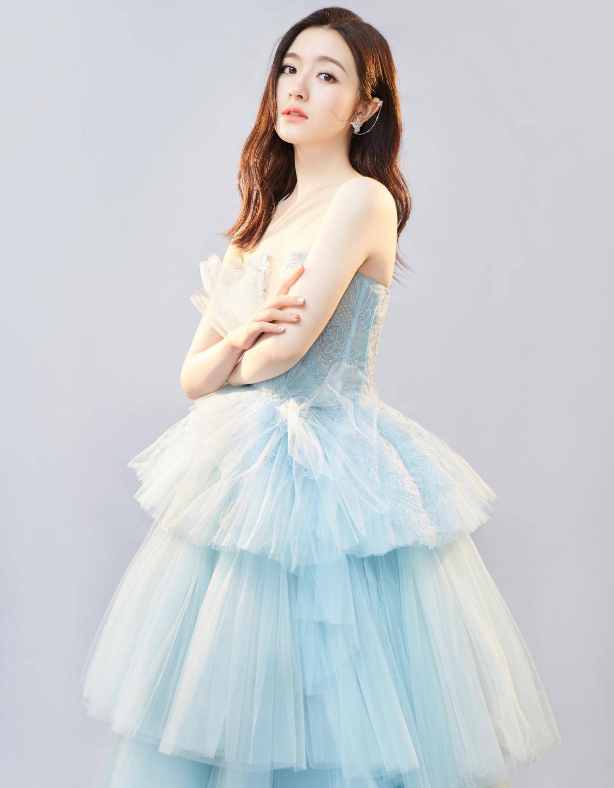 身材 54岁温碧霞好不服老，穿深V蛋糕裙硬“凹“造型，但这头红发太土气