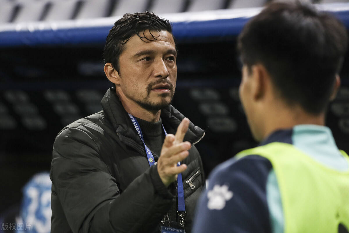 根据《关于选聘大连人职业足球俱乐部男子一线队主教练的公告》,秉承