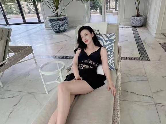 張萌|張萌穿黑色短裙露出纖細美腿，自曝一周瘦5斤，曬出減肥食譜