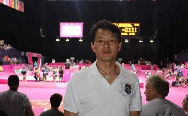 李昂同样有过一段失败的婚姻,离婚后带着儿子一起生活.