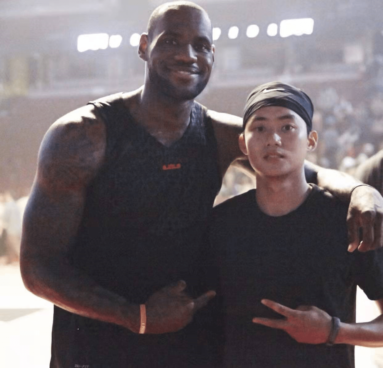 mic是国内最早的扣篮团队,由旅美回来的查天一领头组成,团队成员:查