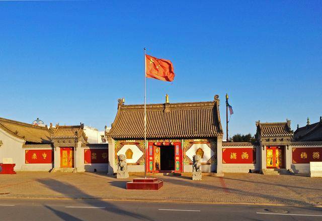 百灵庙建于康熙四十二年(公元1702年),汉名"广福寺",建成后香火十分