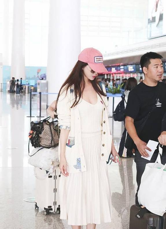 林志玲 林志玲米色套装走机场，粉色棒球帽太少女，却好像走了样