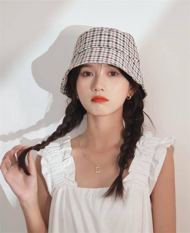 发型春天戴帽子时，这样来弄发型、化脸妆，既精致好看，又时髦显脸小