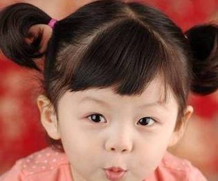 发型不会给娃扎头发？4款简单又好看的女童扎发，宝爸也能快速上手！