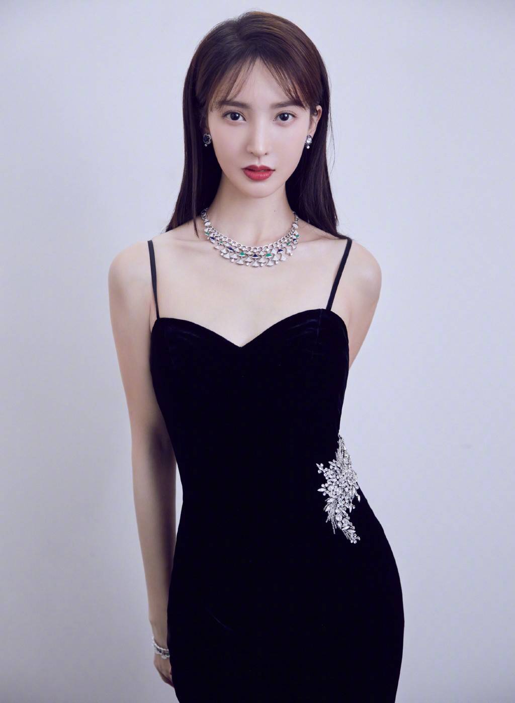 曲线 29岁演刘涛的上司，今黑色吊带鱼尾裙拼接轻纱下摆，优雅又性感
