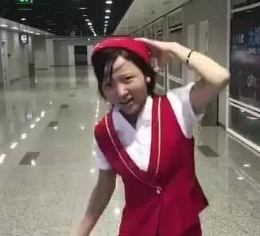 女神“抖音”一空姐因丑意外走红，化妆后成女神，网友齐呼：毁三观！