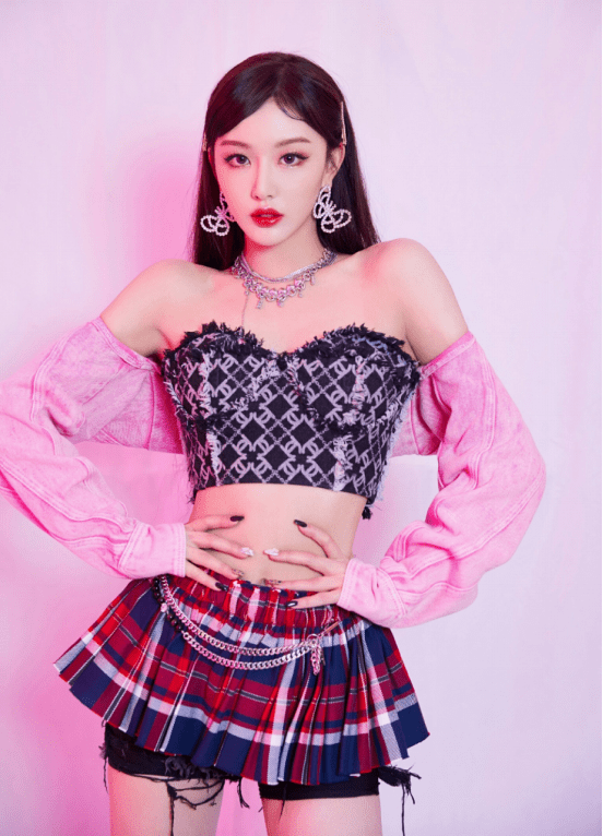 孔雪儿身穿抹胸皮裙,演绎楼梯间大片,机车女生大放异彩