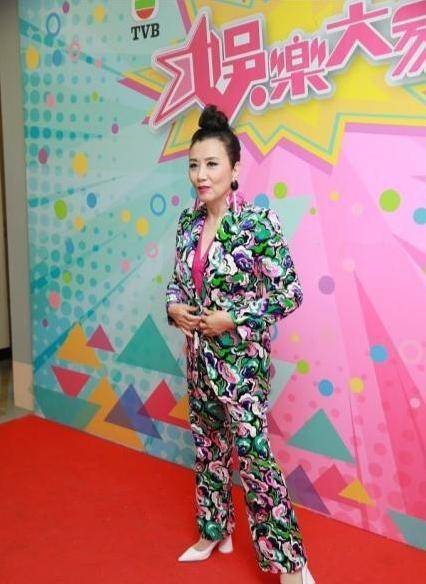 设计 73岁汪明荃保养真好，穿印花裙像50岁出头，和罗家英合照像父女俩