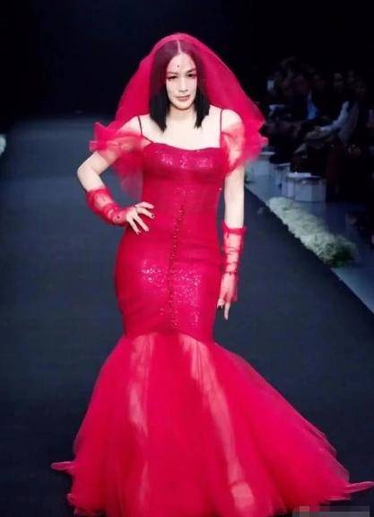 时尚 50岁钟丽缇高调走秀，穿红裙化身美人鱼，身材窈窕又迷人