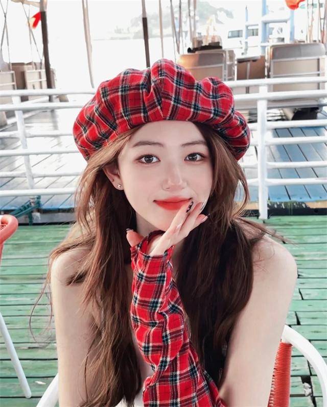 发型春天戴帽子时,这样来弄发型、化脸妆,既精致好看,又时髦显脸小