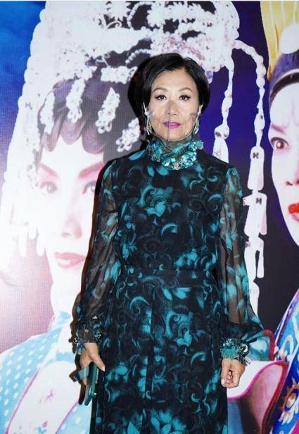 设计 73岁汪明荃保养真好，穿印花裙像50岁出头，和罗家英合照像父女俩