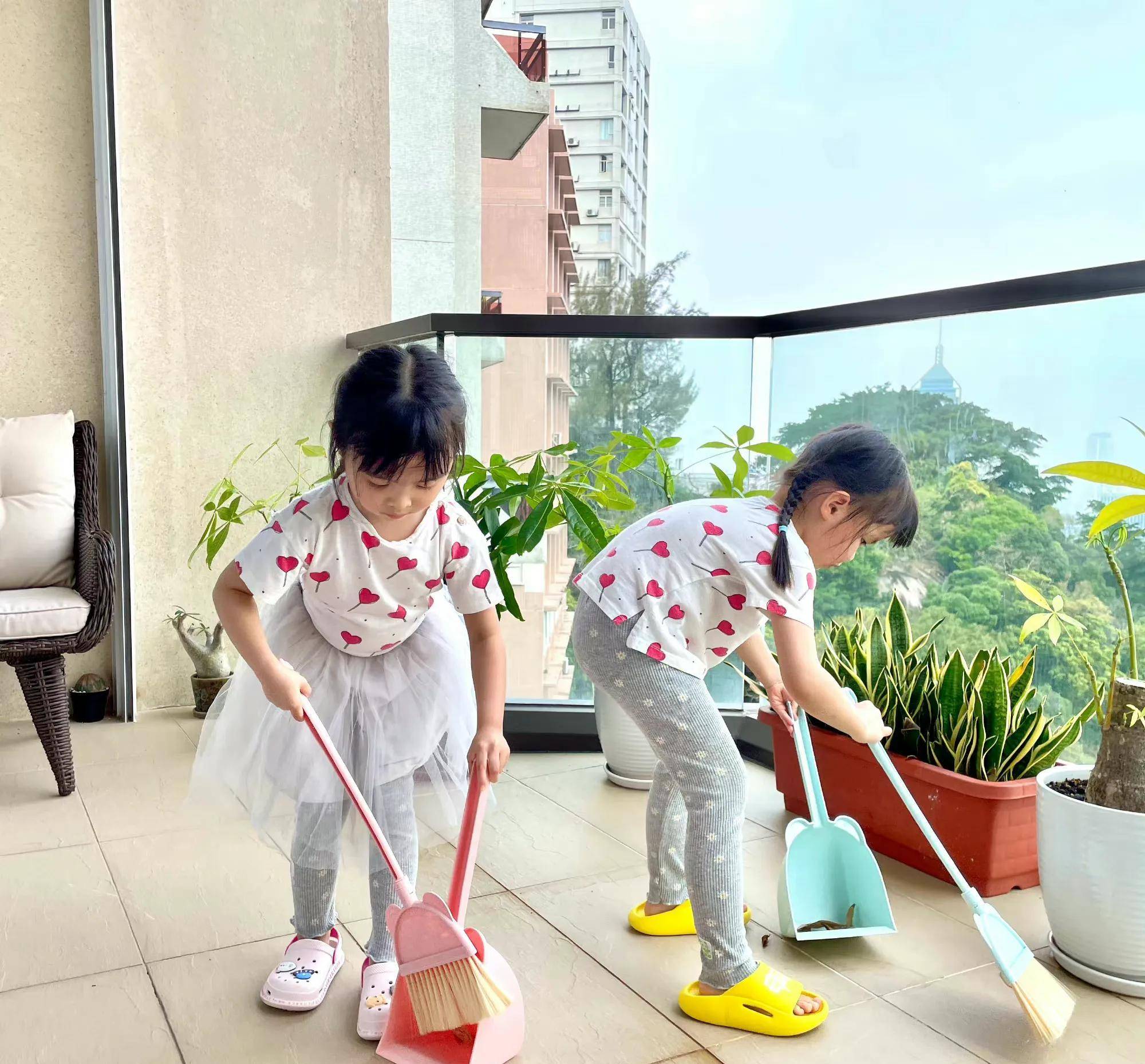 双胞胎 熊黛林晒3岁双胞胎打扫卫生，大女儿清秀甜美，小女儿长腿优越