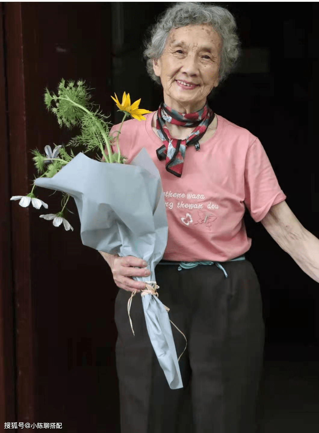 显得 这是我见过最有风骨的奶奶，90岁打扮简洁素净，比时尚奶奶还优雅