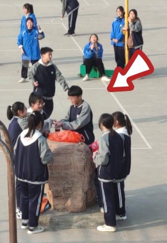 同学|体育课上,5位女生围着1名男生有说有笑,旁边4名男生羡慕不已