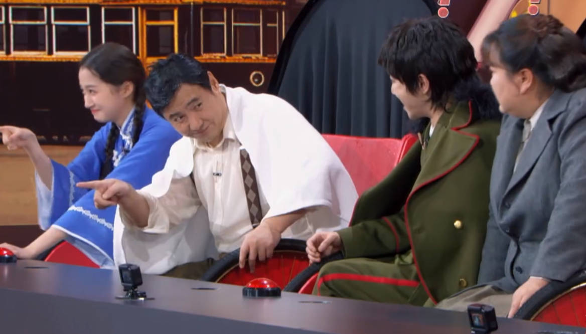 家族|《王牌》最惨常驻关晓彤，家族经典游戏不带她，镜头被新人分走