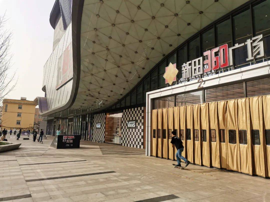 所以,新田360太康路店在外立面上区别于国贸店,绿地新都会店的建筑