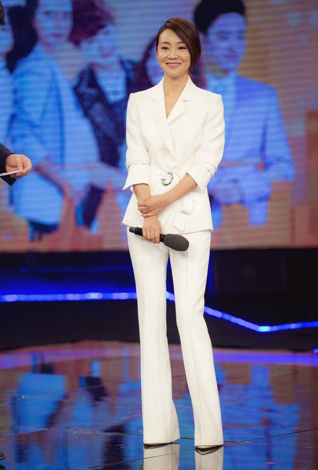 闫妮 时尚穿搭不寻常，简约白T走机场，49岁素颜依旧能打