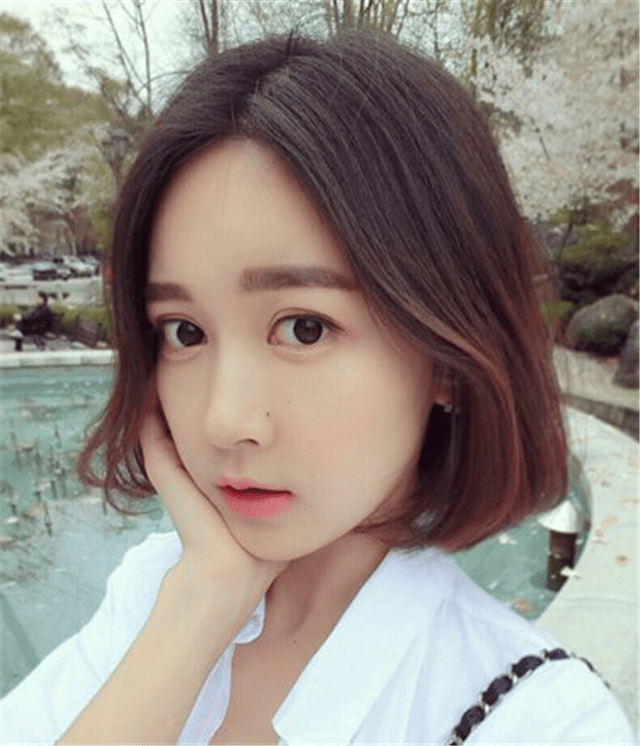 中分女人别留黑长直了！今年流行烫“内扣”，时髦显嫩，短发烫更女神