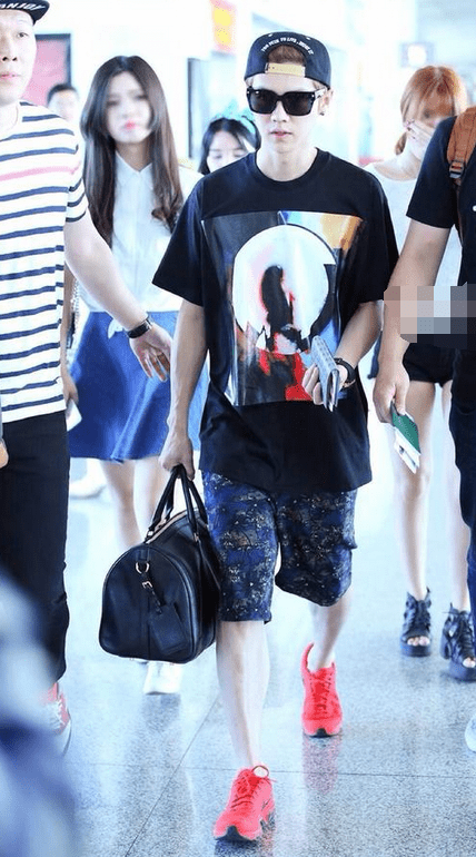 原创鹿晗不愧是人间仙子穿牡丹印花衫直接开到腰一般人不敢这样穿