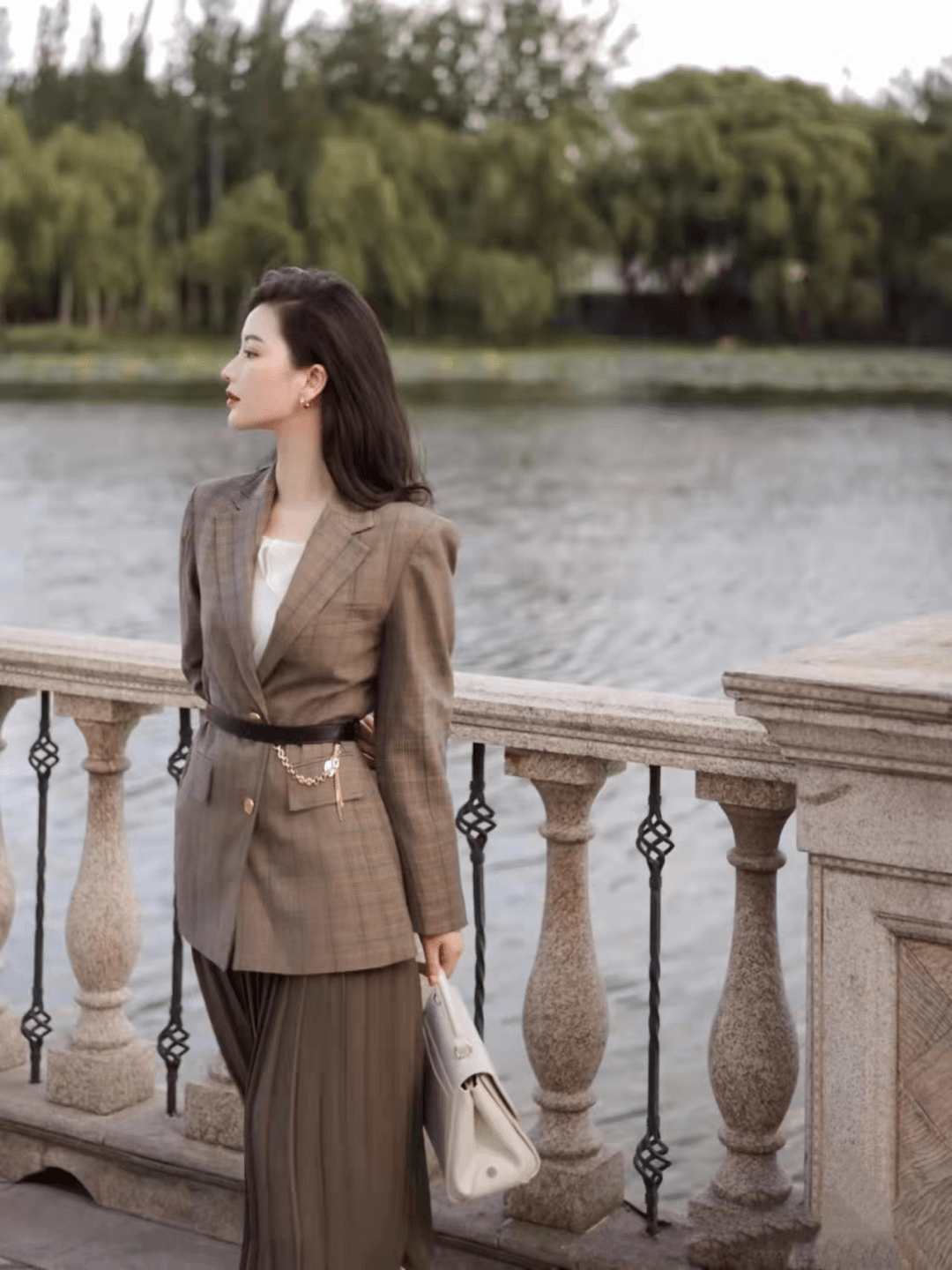 裙子 ?春天流行穿搭：裙子配西装，时髦又干练