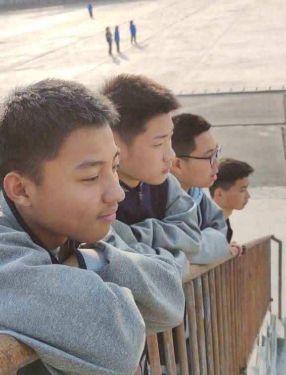 同学|体育课上,5位女生围着1名男生有说有笑,旁边4名男生羡慕不已