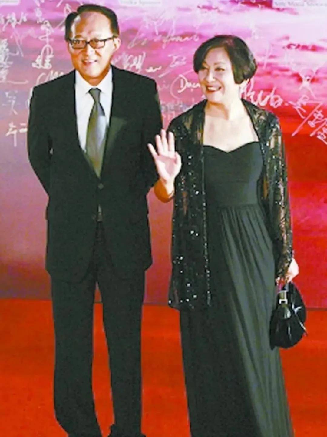 父母都是演艺名人,与丈夫结婚42年相爱如初_鲍起静_婚姻_方平
