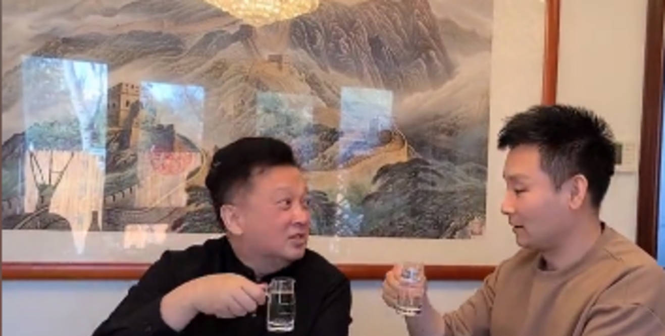 郁钧剑去刘和刚家中做客!