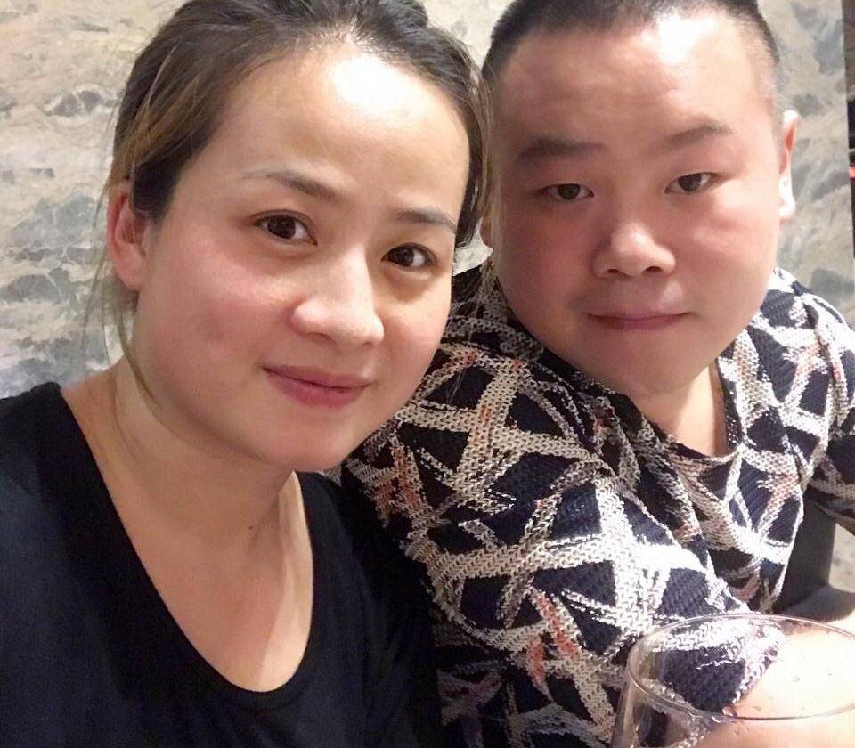 显得 岳云鹏带老婆旅游，郑敏穿短裤胖的自然，没有遮遮掩掩很真实！