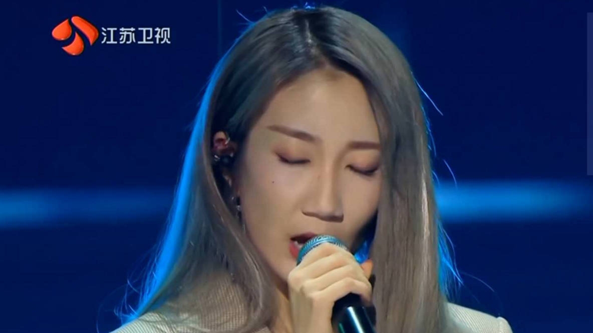 发型99晚会无滤镜生图：景甜嘴歪秦岚发福，段奥娟脸颊痘印显粗糙？